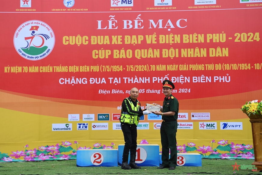 View - 	Xe đạp Quân đội thắng lớn, gần 15 tỷ đồng cho hoạt động an sinh xã hội